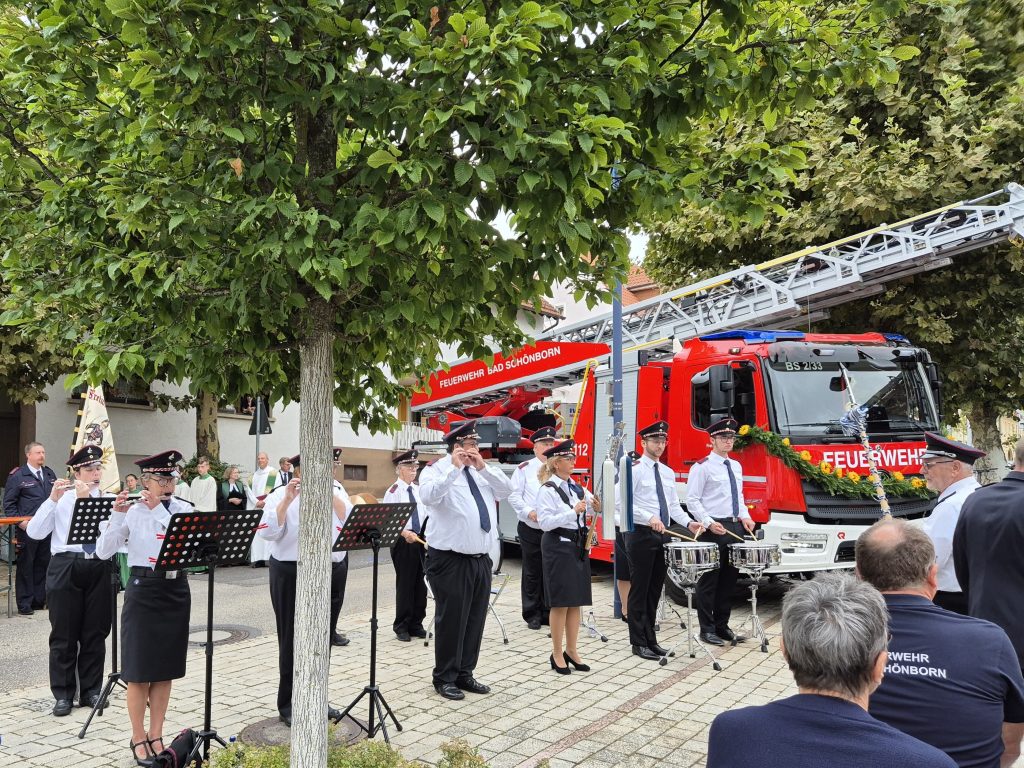 Der Spielmannszug spielt vor der neuen Drehleiter